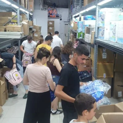 אריזת תיקי בית ספר למשפחות מעוטי יכולת