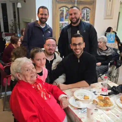 חוגגים נר ראשון של חנוכה במועדון הקשיש עם ניצולי שואה