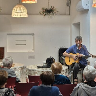 הרמת כוסית לפסח במועדון לניצולי שואה