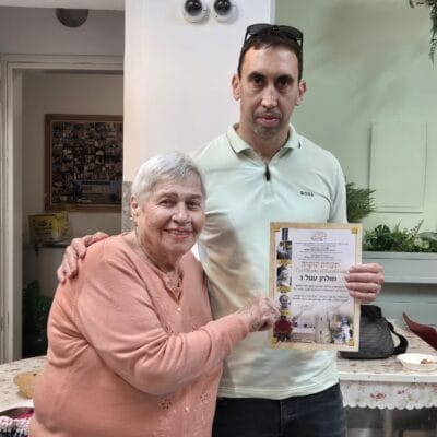 הרמת כוסית לפסח במועדון לניצולי שואה